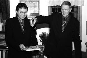 Jan Socha a Jiří Tichánek (vpravo) před týdnem pokřtili publikaci o významných osobnostech města Štramberka. <br/>      
FOTO: DAVID MACHÁČEK
