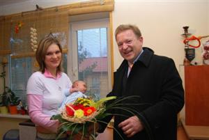Honzík Beneš se stal prvním kopřivnickým občánkem roku 2008. Uvítat jej proto přišel osobně i starosta města.<br/>                          
FOTO: ILONA MAZALOVÁ
