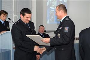 Zdeněk Závodný byl vyhlášen nejlepším policistou kopřivnického obvodu. Ocenění přebral z rukou krajského šéfa policie. <br/>       
FOTO: DAVID MACHÁČEK

