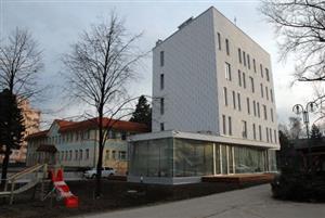 Nový hotel v centru Kopřivnice budí svým tvarem a výtvarným pojetím zájem a diskuze. Podle majitele se veřejné mínění obrací ke kladnému přijetí budovy.<br/>		   
FOTO: DAVID MACHÁČEK
