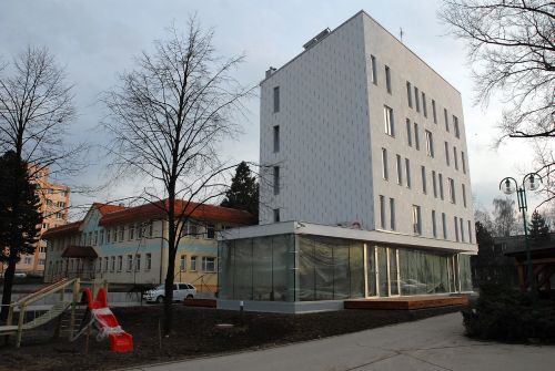 Nový hotel v centru Kopřivnice budí svým tvarem a výtvarným pojetím zájem a diskuze. Podle majitele se veřejné mínění obrací ke kladnému přijetí budovy.<br/>		   
FOTO: DAVID MACHÁČEK

