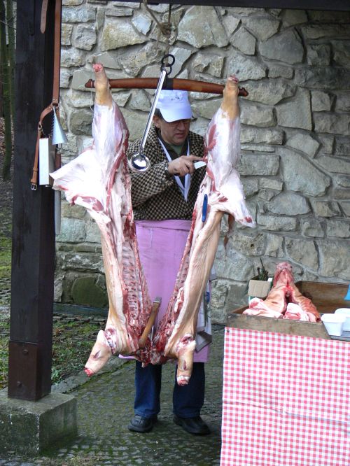 Na Fojtství v sobotu předváděli své umění řezníci, lidé tam mohli v rámci první obecní zabijačky ochutnat typické speciality. Více čtěte na straně 4. <br/>
FOTO: DANA HOĎÁKOVÁ
