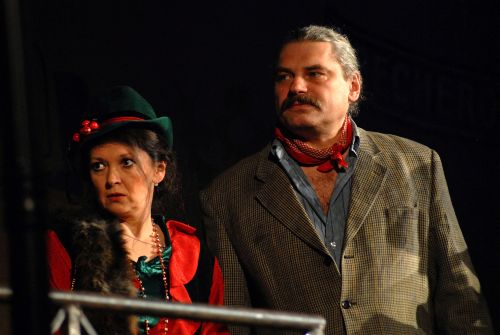 Pěnička a Paraplíčko na divadelních prknech - hlavní postavy stejnojmenné hry napsané podle stejnojmenného slavného filmu Jiřího Sequense.<br/>                                             
FOTO: DAVID MACHÁČEK
