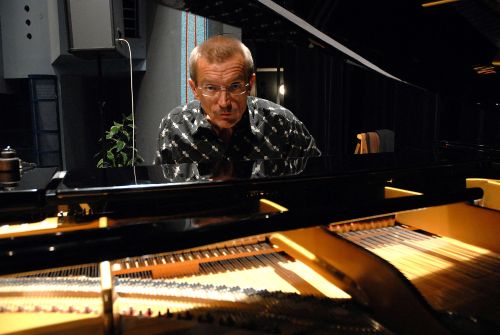 Jazzman Emil Viklický při koncertu v Kopřivnici.<br/> FOTO: DAVID MACHÁČEK