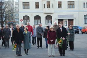 Členové místního Masarykova demokratického hnutí a vedení města si minulý pátek připomněli výročí narození TGM.<br/>                  
FOTO: DANA HOĎÁKOVÁ
