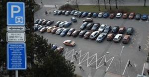 Zavedením parkování na omezenou dobu před Českou poštou bylo dosaženo zatím pouze toho, že řidiči se těmto vyhrazeným parkovacím místům vyhýbají.<br/>                            
FOTO: DAVID MACHÁČEK
