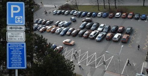 Zavedením parkování na omezenou dobu před Českou poštou bylo dosaženo zatím pouze toho, že řidiči se těmto vyhrazeným parkovacím místům vyhýbají.<br/>                            
FOTO: DAVID MACHÁČEK
