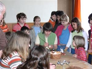 Za velkého zájmu předváděla malbu vajíček Ludmila Bajerová všem, kteří se přišli podívat do Katolického domu v Lubině, a všem poskytla cenné rady.<br/>                                  
FOTO: DANA HOĎÁKOVÁ
