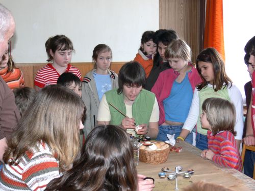 Za velkého zájmu předváděla malbu vajíček Ludmila Bajerová všem, kteří se přišli podívat do Katolického domu v Lubině, a všem poskytla cenné rady.<br/>                                  
FOTO: DANA HOĎÁKOVÁ
