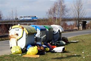 Nepořádek kolem kontejnerů bude možná brzy minulostí, protože se na nedisciplinované občany zaměří přenosné kamery městské policie.      <br/>
FOTO: Ilona Mazalová   
