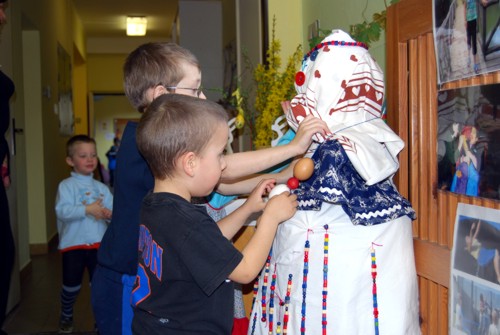 Velikonoční dekorace vyráběli děti a rodiče v Mateřské škole Pionýrská jako pomoc  hluchoslepým vrstevníkům.<br/>                                      
FOTO: ILONA MAZALOVÁ
