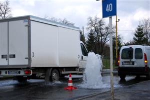 Únik vody na ulici Záhumenní 19. března nesignalizoval havárii, ale pravidelné odkalování, které se provádí 2x až 3x týdně. Po rekonstrukci potrubí nebude odkalování nutné. <br/>     
FOTO: I. MAZALOVÁ

