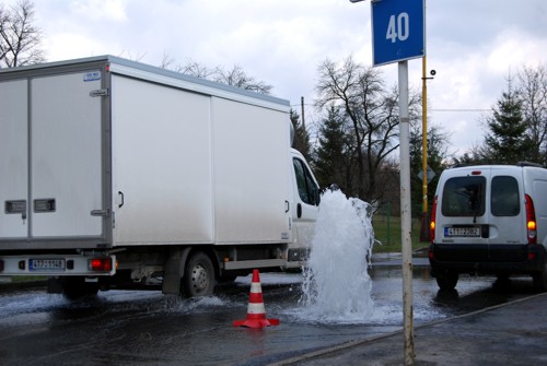 Únik vody na ulici Záhumenní 19. března nesignalizoval havárii, ale pravidelné odkalování, které se provádí 2x až 3x týdně. Po rekonstrukci potrubí nebude odkalování nutné. <br/>     
FOTO: I. MAZALOVÁ
