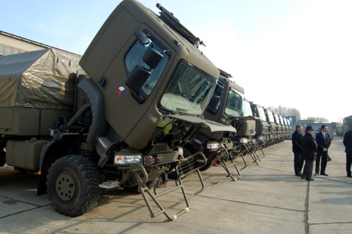 Prvních devět nových středně těžkých nákladních tatrovek je už od minulého pátku v majetku armády. Klíče od nových vozů si vojáci převzali v Novém Jičíně.<br/>
FOTO: MICHAL POLÁŠEK