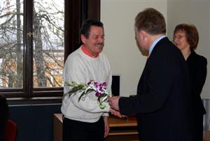 Vedení města i letos u příležitosti Dne učitelů oceňovalo nejlepší z nich. Mezi těmi, kdo si přišli pro poděkování z rukou starosty, byl i učitel hudby Pavel Pístecký.<br/>
FOTO: DANA HOĎÁKOVÁ