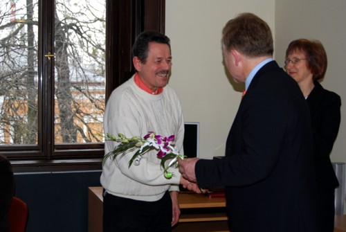 Vedení města i letos u příležitosti Dne učitelů oceňovalo nejlepší z nich. Mezi těmi, kdo si přišli pro poděkování z rukou starosty, byl i učitel hudby Pavel Pístecký.<br/>
FOTO: DANA HOĎÁKOVÁ