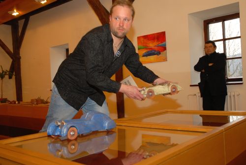 Výtvarník Bronislav Hrubý ladil detaily své výstavy na Fojtství doslova do poslední minuty před vernisáží.<br/>                                             
FOTO: DAVID MACHÁČEK
