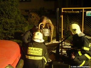 Dobrovolní hasiči zasahovali u havárie v Mniší, kde při autonehodě došlo k přeražení hlavního uzávěru plynu.<br/>                                                                                      
FOTO: SDH Kopřivnice
