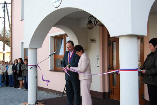 Nový Obecní úřad v Petřvaldě stojí na návsi vedle kostela. Nepřehlédnutelná je korouhvička na střeše ve tvaru páva, kterého má obec ve znaku.<br/>                                                
FOTO: ILONA MAZALOVÁ
