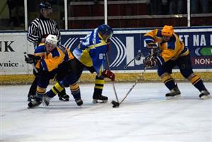 O jediný gól unikl kopřivnickým hokejistům postup do druhé ligy. V emotivním utkání Dyje Břeclav Kopřivnici sice podlehla ale ne o potřebné dvě branky.                          <br/>
FOTO: DAVID MACHÁČEK
