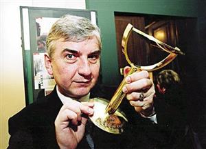 Miroslav Donutil, na fotografii se zrcadlem TýTý pro nejpopulárnějšího herce roku 2001, se dnes večer objeví v Kopřivnici se svým sólovým zábavným pořadem.            <br/>
FOTO: ARCHIV
