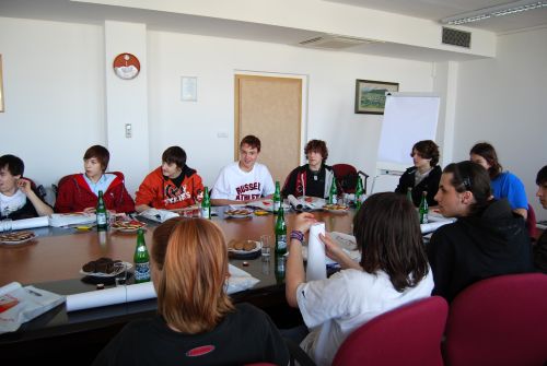 Starosta města Josef Jalůvka ocenil žáky ZŠ dr. Milady Horákové, kteří se stali mistry republiky ve florbalu, drobnými dárky.<br/>                  
FOTO: DANA HOĎÁKOVÁ
