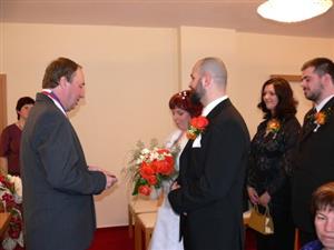 Novomanželé Šindelářovi dostali z rukou starosty Zdeňka Pexy na památku psací soupravu, kterou při podpisu stvrdili své ’ano’.<br/>                                                                   
FOTO: ILONA MAZALOVÁ
