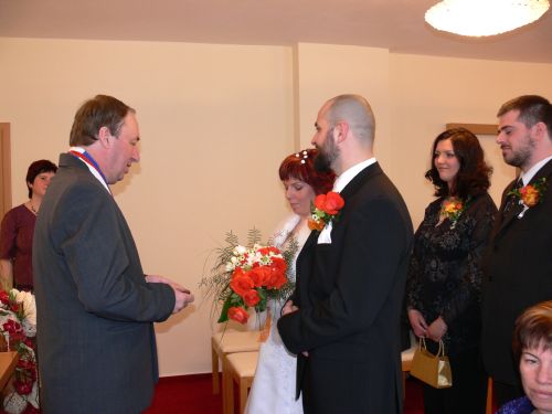 Novomanželé Šindelářovi dostali z rukou starosty Zdeňka Pexy na památku psací soupravu, kterou při podpisu stvrdili své ’ano’.<br/>                                                                   
FOTO: ILONA MAZALOVÁ
