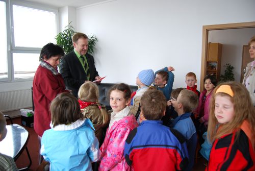 Děti z Mateřské školy na ulici Záhumenní navštívily v rámci celoročního projektu - Objevujeme a poznáváme naše město - starostu města, kterému předaly přání a sdělily své touhy.<br/>  
FOTO: D. HOĎÁKOVÁ
