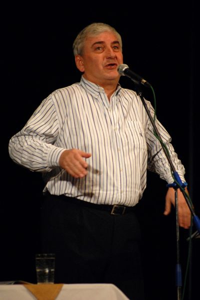 Miroslav Donutil se svou One Man Show před týdnem vyprodal kopřivnický kulturní dům. Krátký rozhovor s populárním hercem přineseme v příštím čísle KN. <br/>
FOTO: DAVID MACHÁČEK
