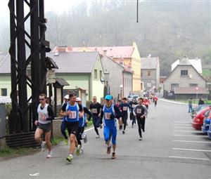 Už od startu běžel v první linii Václav Bitala (běžec vlevo s číslem 7), který vyhrál kategorii mužů do 39 let v čase 37:12,2 min.<br/>                                                              
FOTO: DANA HOĎÁKOVÁ
