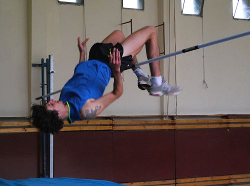 Jaroslav Bába skočil na Kopřivnické laťce rekord soutěže - 220 cm, což je na parketách úctyhodný výkon.<br/>
FOTO: D. HOĎÁKOVÁ
