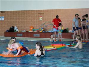 Ve vodě si všechny děti prošly zkouškami zručnosti, odvahy a postřehu. Ty, co momentálně nezávodily, povzbuzovaly kamarády.<br/>                
FOTO: ILONA MAZALOVÁ
