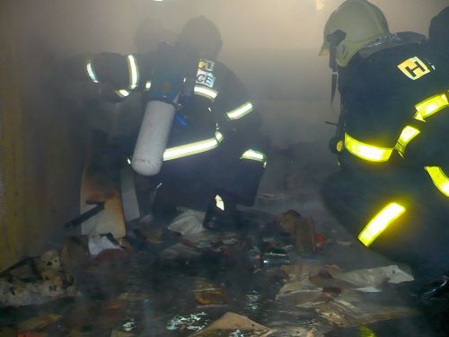 Nácvik orientace v zakouřeném prostoru. Více fotografií z činnosti jednotky Sboru dobrovolných hasičů Kopřivnice naleznete na  www.sdhkoprivnice.ic.cz.<br/>                                       
FOTO: TOMÁŠ BARTOŇ
