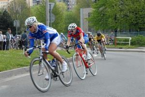 Cyklistický závod žen Gracia Orlová i tentokrát projel Kopřivnicí. Na peleton závodnic čekalo ve sváteční odpoledne u kruhového objezdu několik desítek lidí.<br/>        
FOTO: D. MACHÁČEK
