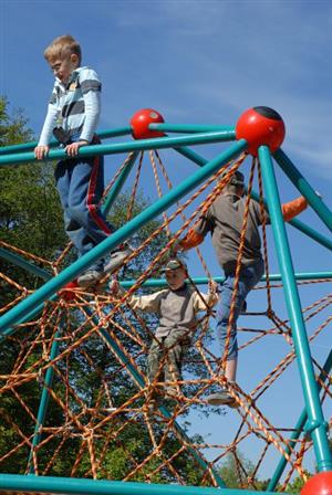 Součástí nově otevřeného hřiště v lokalitě u Matesa jsou také atraktivní lanové aktivity určené všem bez rozdílu věku.<br/>                                                                                      
FOTO: DAVID MACHÁČEK

