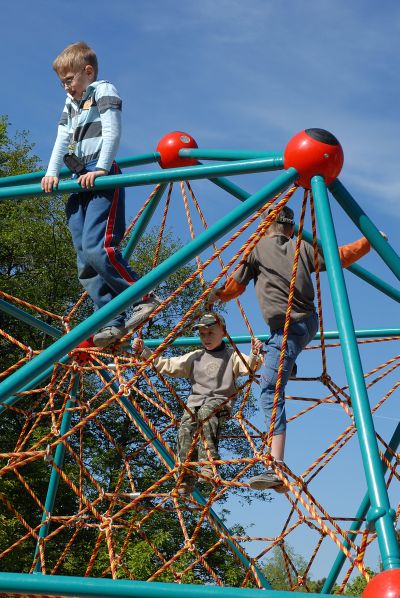 Součástí nově otevřeného hřiště v lokalitě u Matesa jsou také atraktivní lanové aktivity určené všem bez rozdílu věku.<br/>                                                                                      
FOTO: DAVID MACHÁČEK
