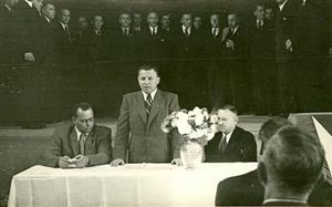 Slavnostní zasedání místního národního výboru v srpnu 1948, právě tehdy představitelé komunální politiky převzali dekret, který Kopřivnici povýšil na město.<br/>     
FOTO: ARCHIV MUZEA FOJTSTVÍ
