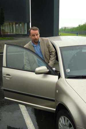 Ministr průmyslu a obchodu Martin Říman nastupuje do vozu poté, co v Průmyslové zóně v Kopřivnici jednal s představiteli tamních podniků. <br/>
FOTO: DAVID MACHÁČEK
