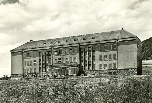Budova tehdejší Základní školy Pionýrská byla otevřena v roce 1958 a do dnešních dnů příliš změn v exteriéru nedoznala.<br/>
FOTO: ARCHIV MUZEA FOJTSTVÍ
