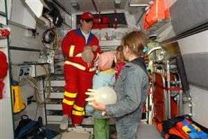 Vloni na Den dětí si mohly děti prohlédnout vybavení sanitky, která vyjíždí z Kopřivnice k pacientům do širokého okolí.<br/>                                                                                      
FOTO: DAVID MACHÁČEK
