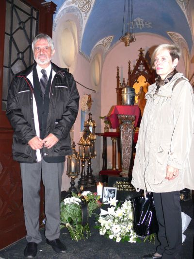 Vnuk Marianne Schustala Petr Zezula s manželkou poté, co splnili přání své zemřelé příbuzné a po 37 letech umístili urnu s jejím popelem v rodinné hrobce. Více na straně 3.         <br/>
FOTO: IVA JALŮVKOVÁ
