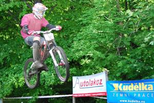 Závěrečný skok v cílové rovince premiérového závodu ve sjezdu na kolech byl divácky velice vděčný a atraktivní i pro samotné jezdce.                                                         <br/>
FOTO: ONDŘEJ ZAPLETAL
