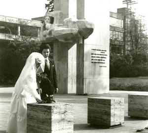 V sedmdesátých letech vyrostl v Kopřivnici i památník osvobození. Bylo zvykem, že nevěsty pokládaly své svatební kytice k této pompézní připomínce osvobození.<br/>
FOTO: ARCHIV MUZEA FOJTSTVÍ
