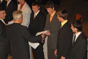 Maturanti ze zdejší průmyslovky přijímají gratulace a vysvědčení o tom, že zkoušku dospělosti složili úspěšně.<br/>
FOTO: DAVID MACHÁČEK
