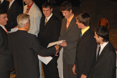 Maturanti ze zdejší průmyslovky přijímají gratulace a vysvědčení o tom, že zkoušku dospělosti složili úspěšně.<br/>
FOTO: DAVID MACHÁČEK
