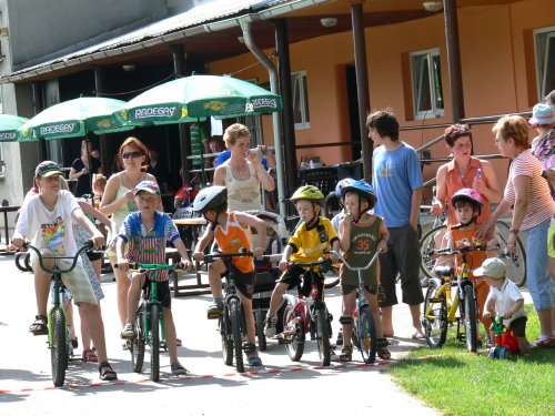 Ani třicetistupňové vedro neodradilo nadšence z účasti Běhu naděje, který se stal volným pokračovatelem Běhu Terryho Foxe.<br/>
FOTO: ILONA MAZALOVÁ

