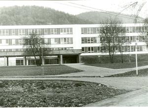 Průmyslová škola tak, jak byla dokončena v roce 1987. V přední části je ještě vidět nedokončený skelet dnešní školní jídelny.<br/>
FOTO: ARCHIV MUZEA FOJTSTVÍ
