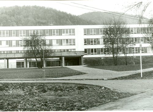 Průmyslová škola tak, jak byla dokončena v roce 1987. V přední části je ještě vidět nedokončený skelet dnešní školní jídelny.<br/>
FOTO: ARCHIV MUZEA FOJTSTVÍ
