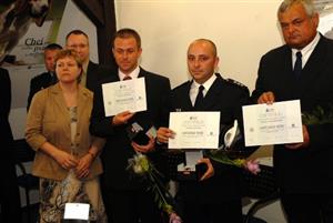 Miroslav Sklenovský, Jaromír Stecula a Jaroslav Třečák (zleva) jsou novými gentlemany silnic. Na snímku jsou i s rodiči Lenky Šimíčkové, které zachránili život.<br/>
FOTO: DAVID MACHÁČEK
